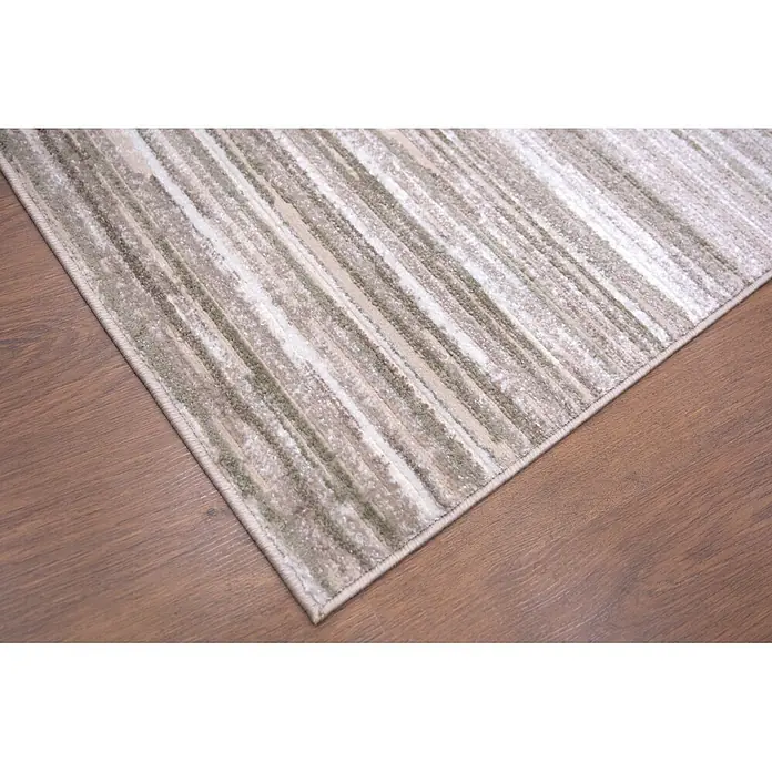Alfombra de pelo corto Triple Columna - Verde, 200 x 140 cm, 100% poliéster - Alfombra de rayas abstractas beige, blanca y verde sobre suelo de madera.