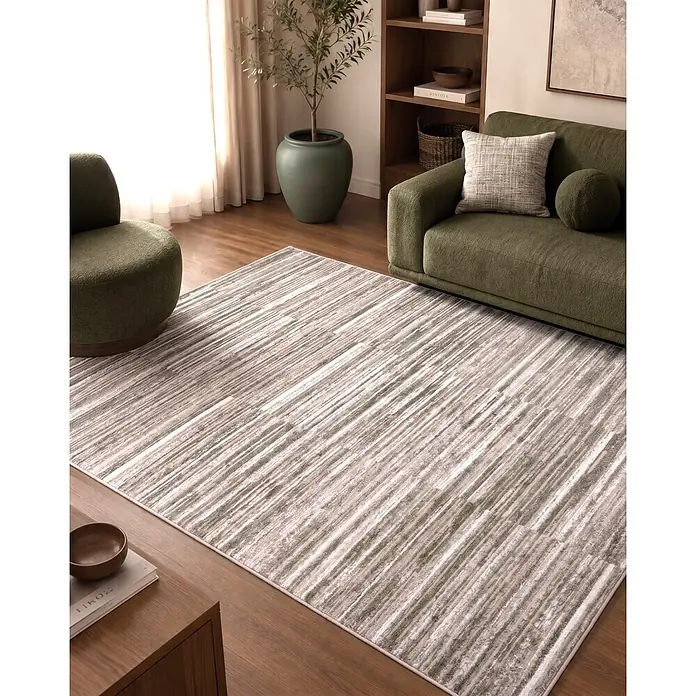 Alfombra de pelo corto Triple Columna - Verde, 200 x 140 cm, 100% poliéster - Una alfombra de rayas abstractas en tonos beige, gris y verde cubre el suelo de un salón con muebles verdes.