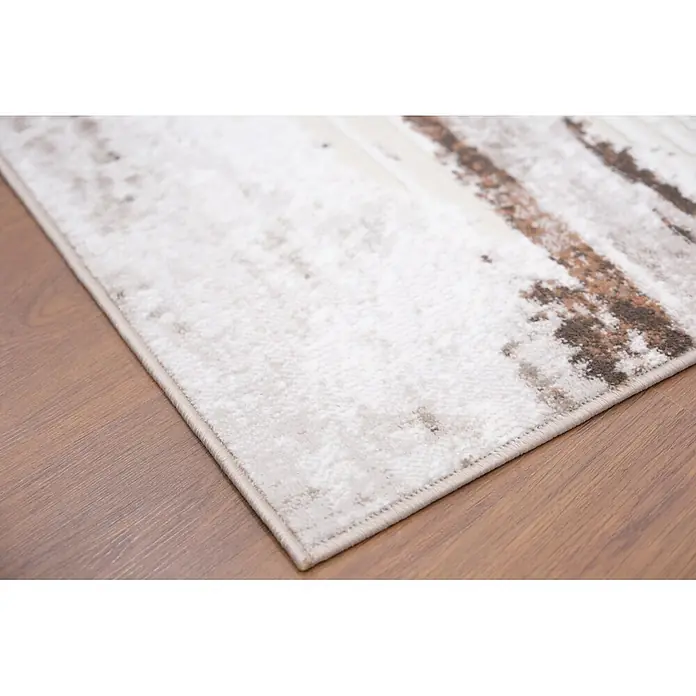 Alfombra de pelo corto Ana - Natural, 110 x 60 cm, 100% poliéster - Alfombra clara con patrón abstracto marrón y gris sobre suelo de madera.