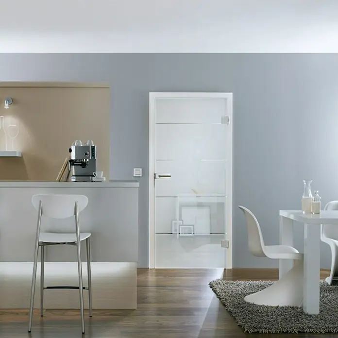 Diamond Doors Glasdrehtür Lines Positiv - 959 x 1.972 mm, DIN Rechts, Einscheibensicherheitsglas (ESG) - Eine moderne, matte Glastür mit horizontalen Streifen und einem schlichten, weißen Rahmen, die ein helles, minimalistisches Interieur ergänzt.