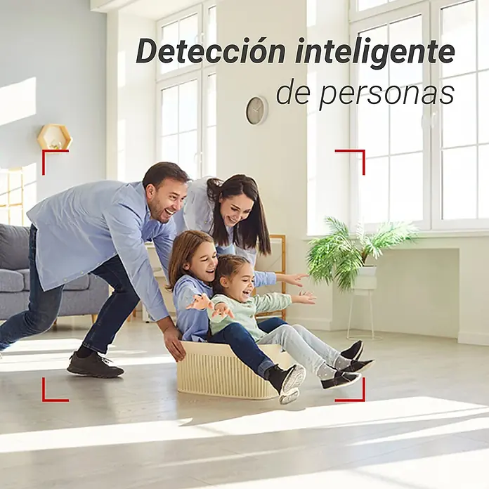 EZVIZ Cámara de vigilancia H6C - Blanco, Ángulo de detección: 360 °, Alcance de detección: 10 m - Familia jugando en casa, ilustrando la detección inteligente de personas.
