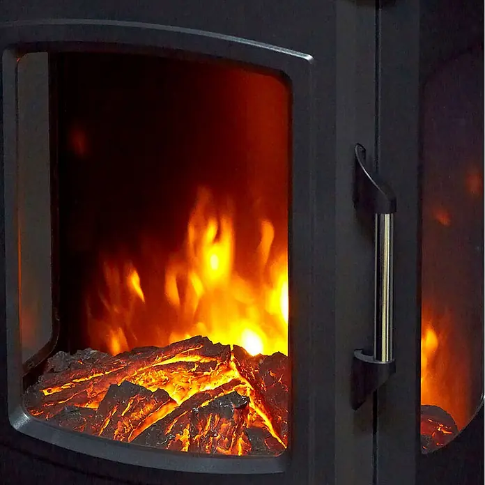Fulmo Chimenea eléctrica Munich - 32,1 x 44,5 x 74 cm, Negro - Chimenea eléctrica oscura con ventana visible mostrando llamas artificiales y brasas brillantes, y un asa oscura a la derecha.