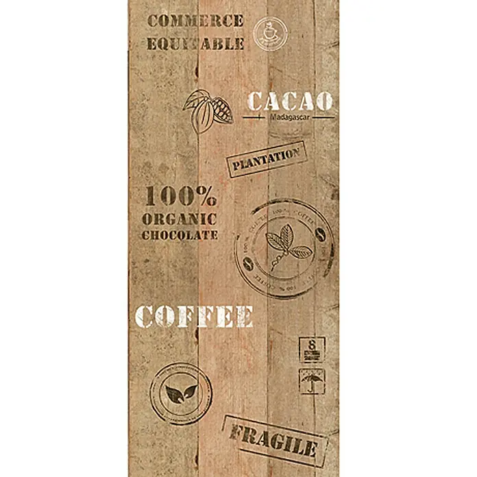 A.S. Création Designpanel pop.up - Beige/Braun/Weiß, 35 cm x 2,5 m - Detailaufnahme einer Holztafel mit Aufdrucken zu Kaffee, Kakao und Schokolade, die ein rustikales und natürliches Produktimage vermitteln.