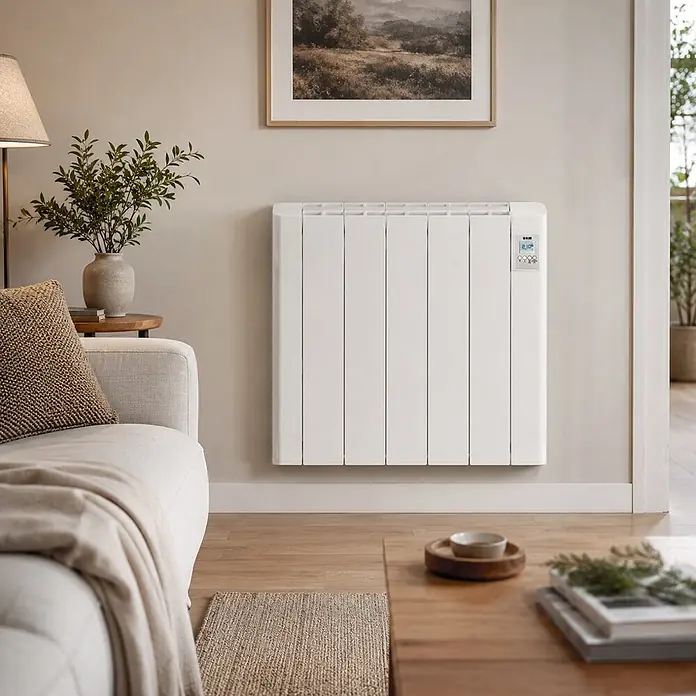 HJM Emisor térmico cerámico Tayn con WiFi - 750 W, Blanco, 12,5 x 53 x 57,4 cm, Cerámico - Radiador eléctrico blanco montado en una pared en una sala de estar moderna, junto a un sofá beige.