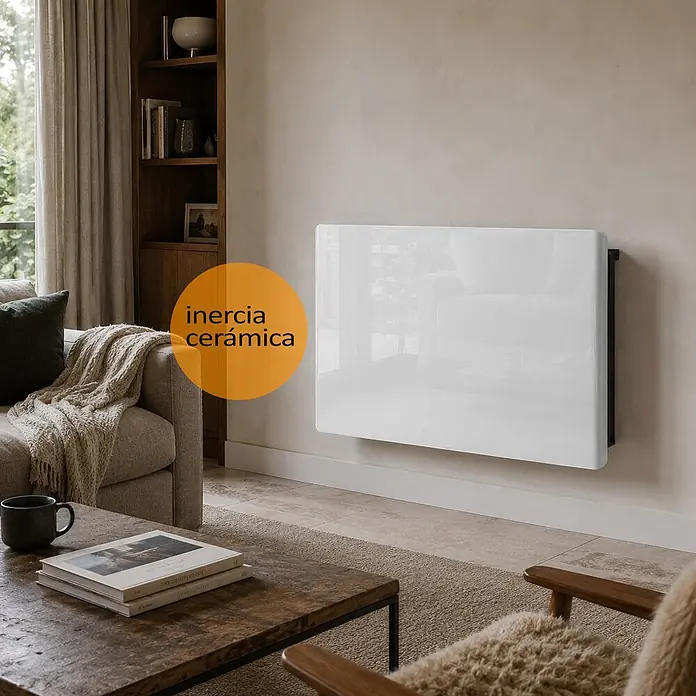 HJM Emisor térmico cerámico Solea con WiFi - 2.000 W, Blanco, 91 x 10,5 x 56 cm, Cerámico - Radiador de inercia cerámica blanco montado en una pared clara de sala de estar. Su superficie brillante refleja muebles.