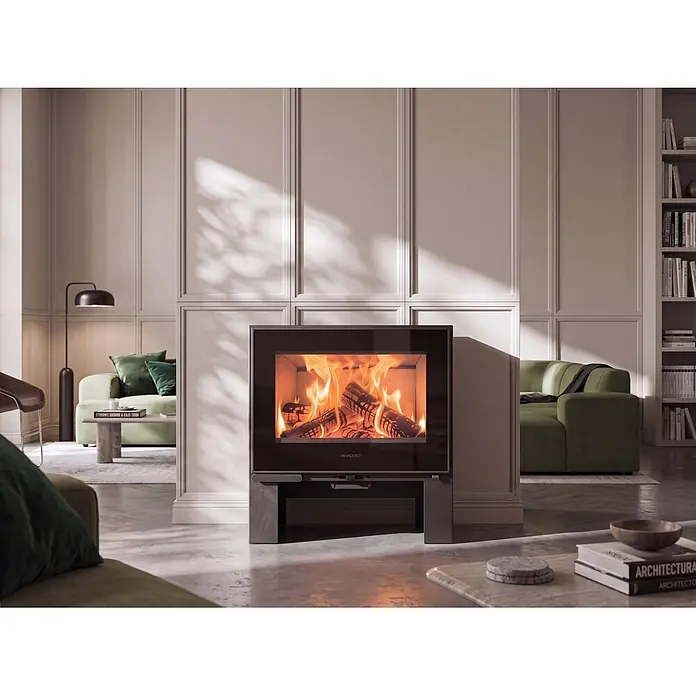Panadero Kaminofen NAXOS - 6,7 kW, Raumheizvermögen: 170 m³, Schwarz Metallic - Ein moderner schwarzer freistehender Holzofen mit Glastür, der brennende Scheite in einem stilvollen Wohnzimmer zeigt.