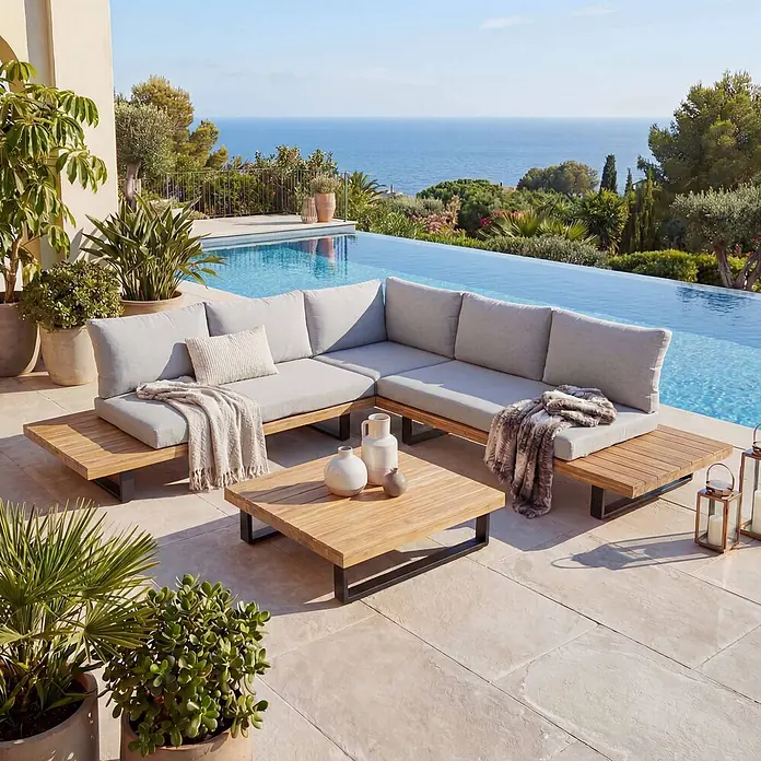 Mendler Loungemöbel-Set HWC-H54 - 2 -tlg., Holz, Hellbraun, Polster hellgrau, Hellbraun, Polster hellgrau - Outdoor-Ecksofa-Set mit hellgrauen Kissen und Holzgestellen auf einer Terrasse, mit passendem Couchtisch, Blick auf Infinity-Pool und Meer.