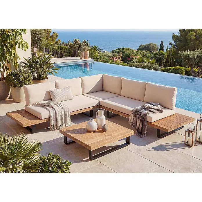 Mendler Loungemöbel-Set HWC-H54 - 3 -tlg., Holz, Hellbraun, Polster beige, Hellbraun, Polster beige - Outdoor-Ecksofa mit hellen Kissen und Holztisch am Pool.