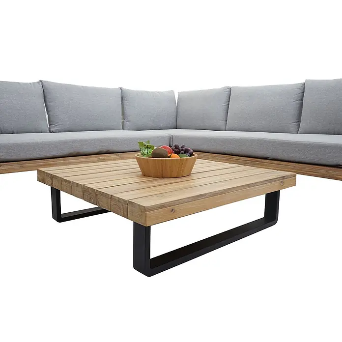 Mendler Loungemöbel-Set HWC-H54 - 2 -tlg., Holz, Hellbraun, Polster hellgrau, Hellbraun, Polster hellgrau - Modernes Outdoor-Ecksofa mit grauen Polstern und ein Holztisch mit schwarzen Metallbeinen, dekoriert mit einer Obstschale.