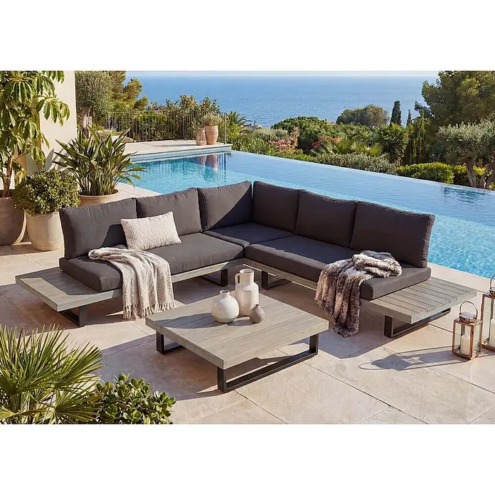 Mendler Loungemöbel-Set HWC-H54 - 2 -tlg., Holz, Grau, Polster dunkelgrau, Grau, Polster dunkelgrau - Graue Outdoor-Ecksofa-Gruppe mit heller Holzoptik und passendem Couchtisch auf sonniger Terrasse am Pool.