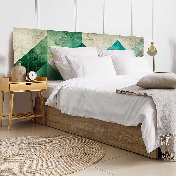 Cabecero de cama Nordic - L x An: 105 x 60 cm, Verde - Cabecero con patrón geométrico verde y beige en un dormitorio acogedor.