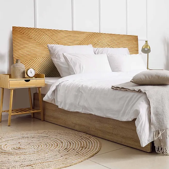 Cabecero de cama Nara - L x An: 135 x 60 cm, Natural - Un dormitorio acogedor con un cabecero de madera estampado, somier a juego y una alfombra de yute redonda.