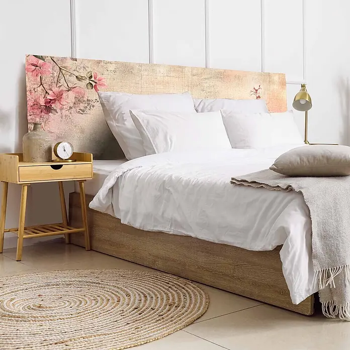 Cabecero de cama Magnolia - L x An: 95 x 60 cm, Beige - Una cama con cabecero estampado floral rosa, ropa de cama blanca y una mesita de noche de madera natural.