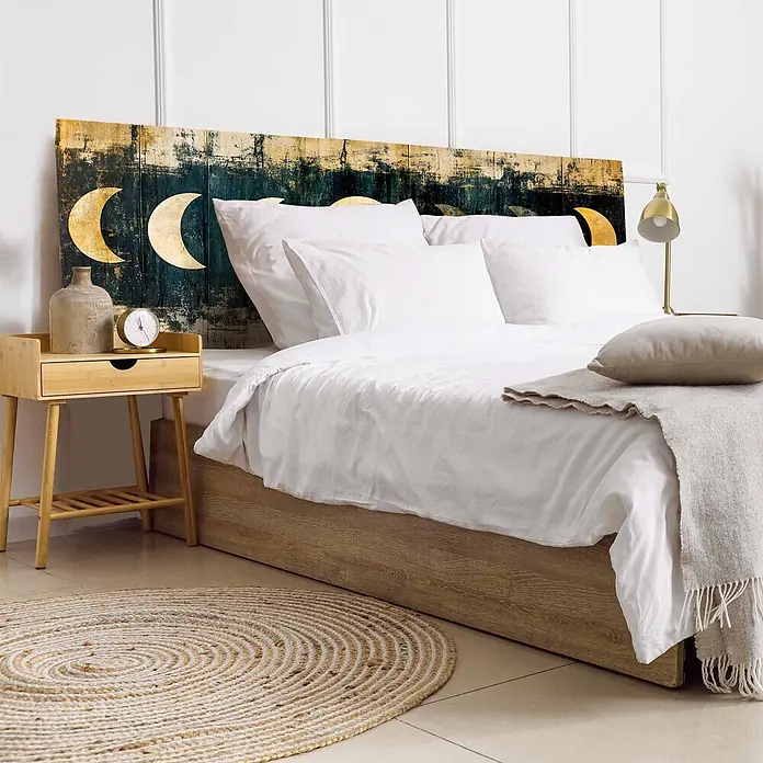 Cabecero de cama Eclipse - L x An: 180 x 60 cm, Multicolor - Cabecero de madera con diseño abstracto de fases lunares azul oscuro y oro, colocado en una cama.