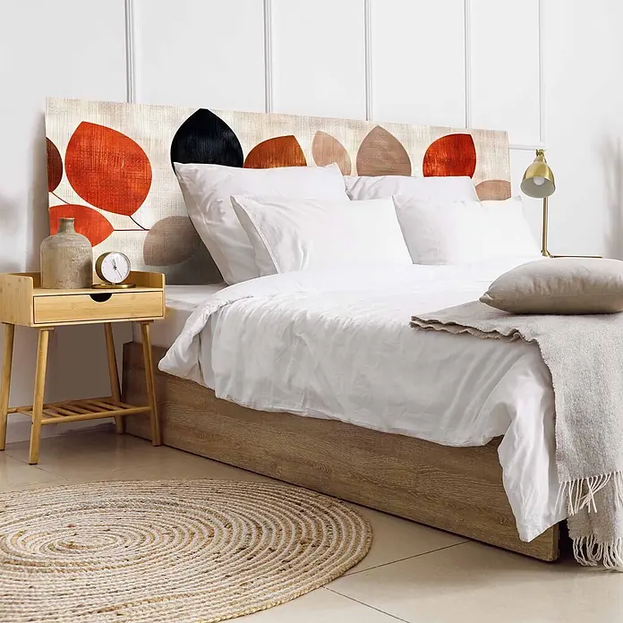 Cabecero de cama Otoño - L x An: 145 x 60 cm, Multicolor - Cabecero tapizado con patrones abstractos de hojas naranjas, negras y beige, parte de una cama en un dormitorio.