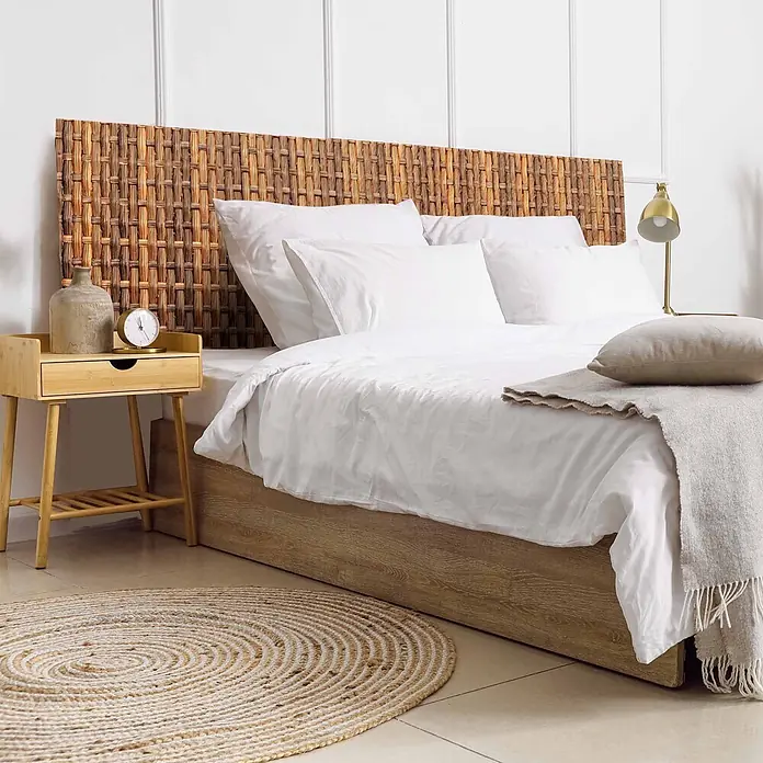 Cabecero de cama Ratán - L x An: 135 x 60 cm, Marrón - Cabecero de cama de ratán natural trenzado en tonos marrones en un dormitorio.