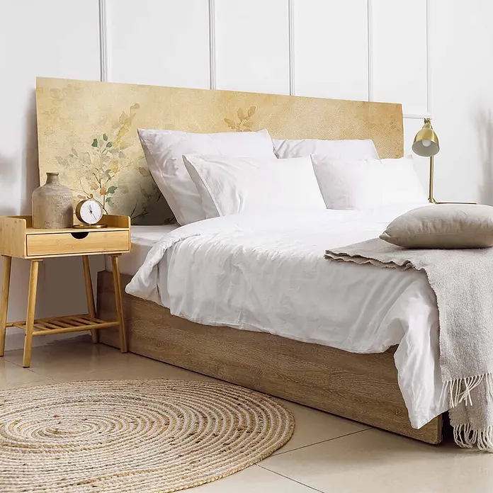 Cabecero de cama Sakura - L x An: 160 x 60 cm, Beige - Cama de madera clara con cabecero floral amarillo en un dormitorio luminoso.