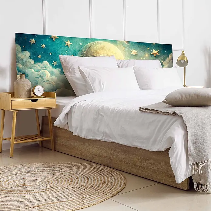 Cabecero de cama Selene - L x An: 90 x 60 cm, Azul - Cabecero con diseño celestial: luna llena, estrellas doradas y nubes en azul-verde, detrás de una cama con ropa blanca.