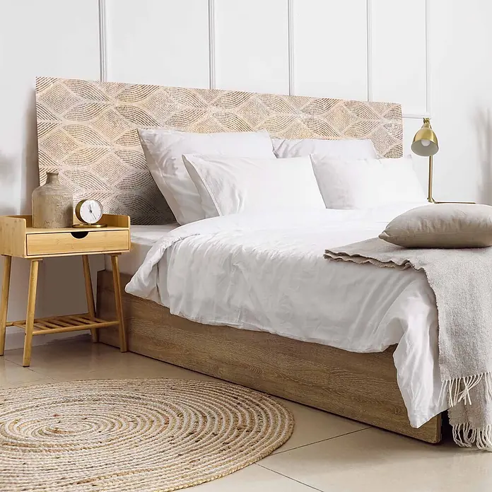 Cabecero de cama Aura - L x An: 105 x 60 cm, Natural - Dormitorio acogedor: cabecero decorativo, ropa de cama blanca, estructura de madera y alfombra redonda de fibra natural. Mesita de noche bambú.