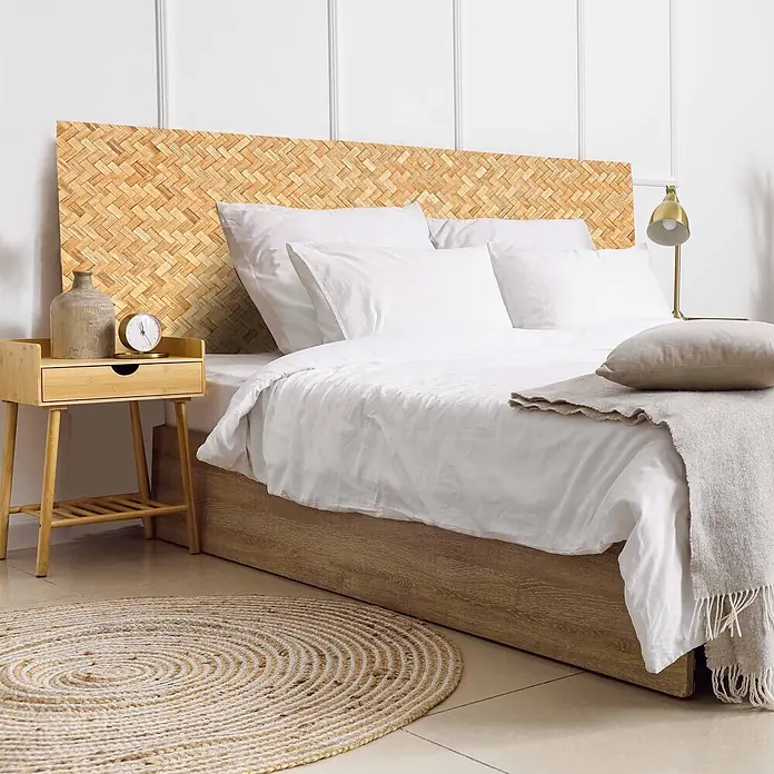 Cabecero de cama Bambú - L x An: 145 x 60 cm, Natural - Cabecero trenzado de material natural con patrón de espiga, instalado detrás de una cama en un dormitorio luminoso.