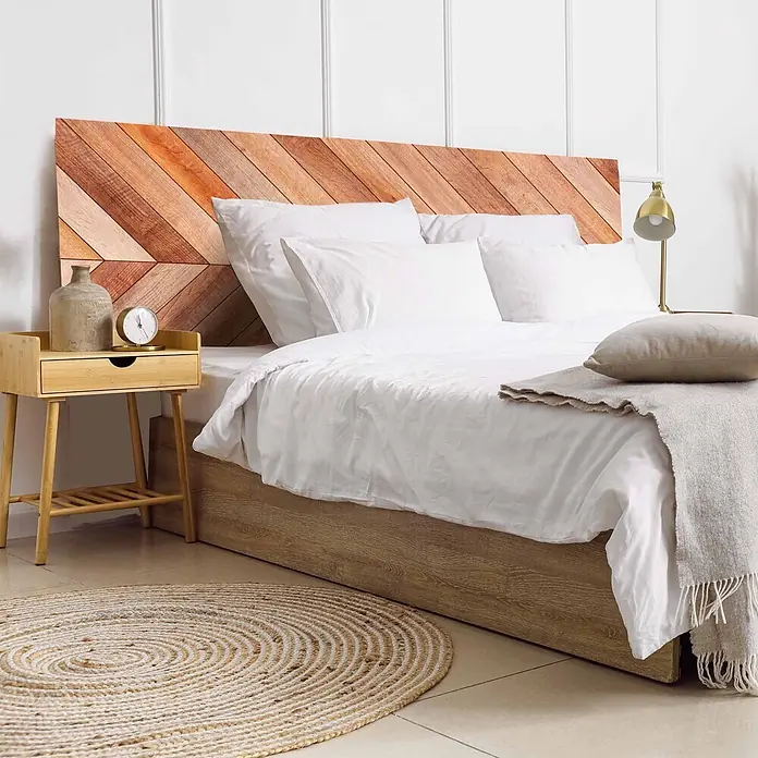 Cabecero de cama Chevron - L x An: 115 x 60 cm, Marrón - Un dormitorio con una cama con cabecero de madera con patrón de espiga, ropa de cama blanca y una mesita de noche de madera clara.