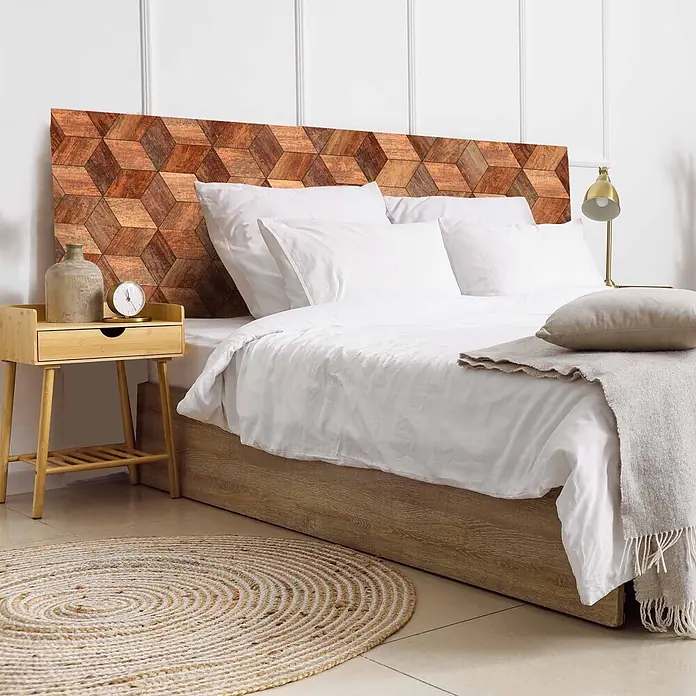 Cabecero de cama Cubic - L x An: 95 x 60 cm, Natural - Cabecero de madera con patrón geométrico de cubos 3D, instalado detrás de una cama en un dormitorio moderno.