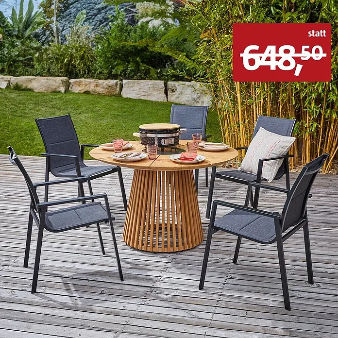 Sunfun Gartenmöbel-Set Osby/Maja - 6 -tlg., Teak/Aluminium/Textilen, Teak/Grau - Outdoor-Essgruppe mit rundem Holztisch und vier dunkelgrauen Stühlen auf einer Terrasse, für eine Mahlzeit gedeckt.