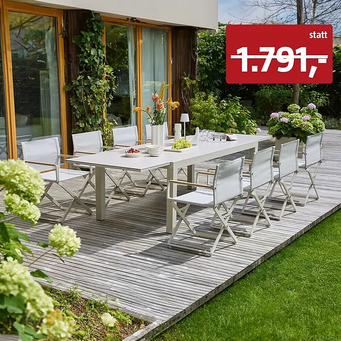 Sunfun Gartenmöbel-Set Maja/Solo - 9 -tlg., Light-Greige - Ein hellgrauer Esstisch für den Außenbereich mit acht passenden Klappstühlen, weißem Stoff und Holzarmlehnen auf einer Holzterrasse im Garten.
