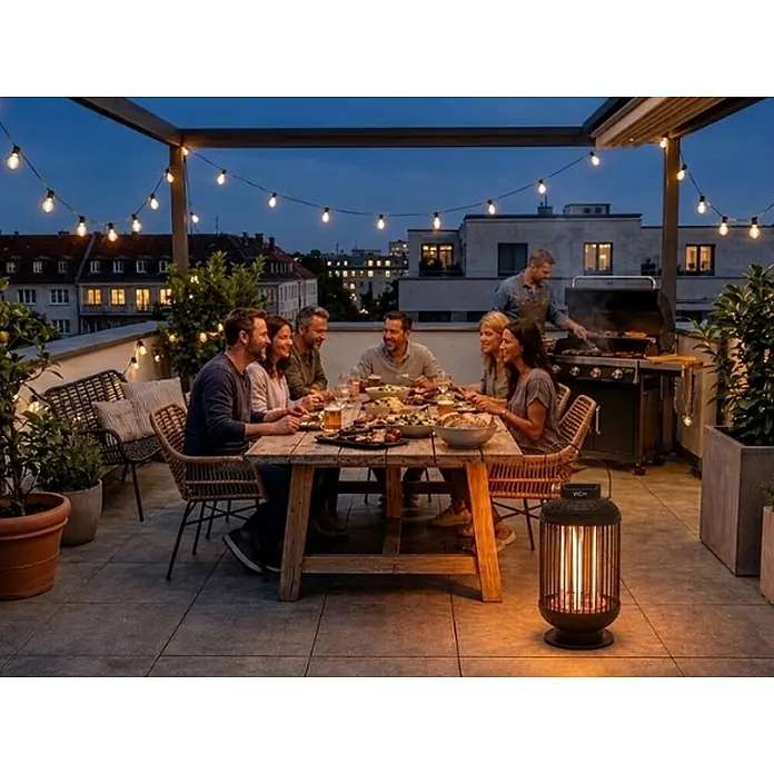 WDH Heizlüfter Standheizstrahler WDH-12HL Heizlaterne - 1,2 kW, Schwarz, IP54 - Schwarzer Laternen-Heizstrahler mit warmem Licht, spendet Gemütlichkeit auf einer belebten Dachterrasse am Abend.