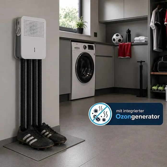 WDH Schuhtrockner (Schuhwärmer) WDH-ST4 mit Geruchsbeseitigung - 0,265 kW, Weiß - Weißer Wand-Schuhtrockner mit vier Schläuchen trocknet schwarze Fußballschuhe in einem Hauswirtschaftsraum, mit Ozongenerator.