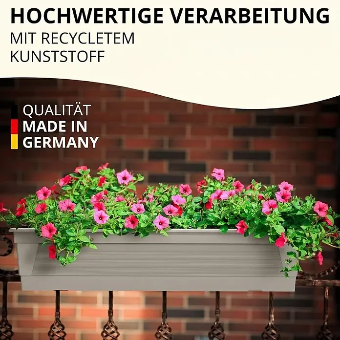 Plastard Pflanzkasten 3er-Set 60 cm Seidengrau - mit Bewässerungssystem - 3 Stk., Außenmaß (L x B x H): 60 x 21 x 17 cm, Kunststoff, Seidengrau - Hellgrauer Blumenkasten aus recyceltem Kunststoff mit rosa und roten Blüten, am Geländer hängend.
