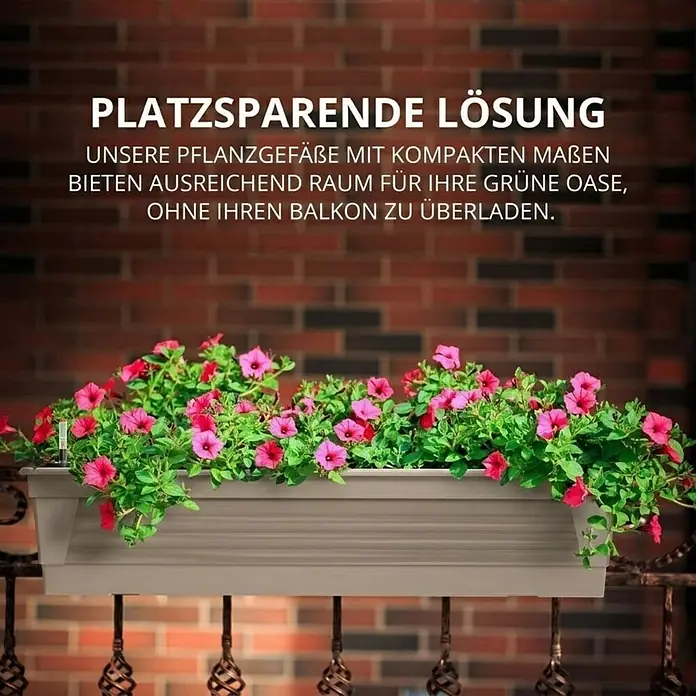 Plastard Pflanzkasten 3er-Set 60 cm Seidengrau - mit Bewässerungssystem - 3 Stk., Außenmaß (L x B x H): 60 x 21 x 17 cm, Kunststoff, Seidengrau - Taupefarbener Balkon-Blumenkasten mit rosa Blüten, an einem Geländer befestigt, als platzsparende Lösung für den Balkon.