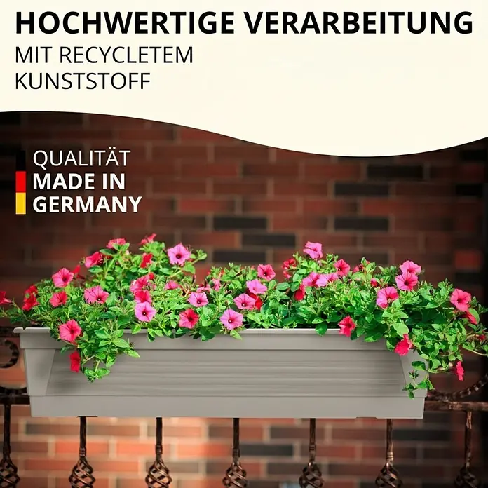 Plastard Pflanzkasten 60 cm Seidengrau, Pflanzkasten, Balkonkasten - 1 Stk., Außenmaß (L x B x H): 60 x 21 x 17 cm, Kunststoff, Seidengrau - Hellgrauer rechteckiger Balkonkasten aus recyceltem Kunststoff, gefüllt mit rosa Blumen, hängt an einem Geländer.