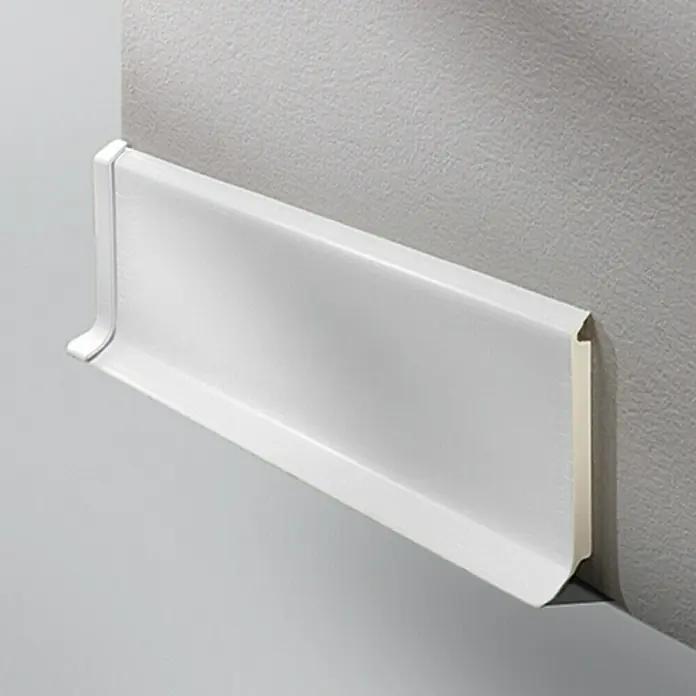 LOGOCLIC Sockelleiste HSL - 250 cm x 14 mm x 60 mm, Hartschaum, Hellgrau - Weiß lackierte Sockelleiste an einer Wand. Sie ist schlicht und modern gestaltet und fügt sich gut in den Raum ein.
