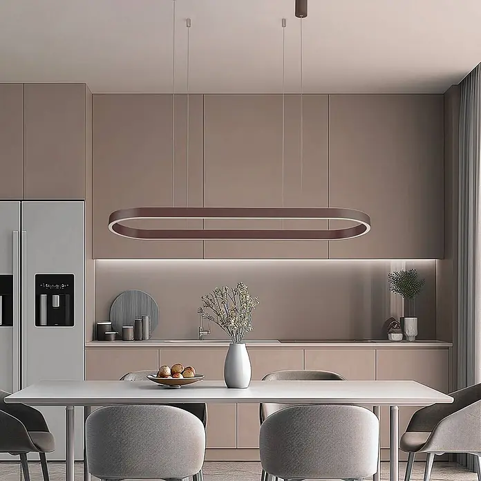 Lucande Pendelleuchte Melinay - braun / rost, kaffee - Ovale LED-Pendelleuchte in Espressobraun mit beleuchteter weißer Kante, über einem Esstisch in moderner Küche.