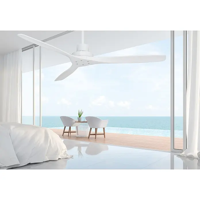 Vam Deckenventilator Vam Deckenventilator KAUAI weiß Wash-Oak 132 cm - Naturholzflügel in Wash-Oak Motor Weiß, 1.320 mm, 72 W - Weißer dreiflügeliger Deckenventilator in einem modernen Raum, der Komfort mit Meerblick bietet.