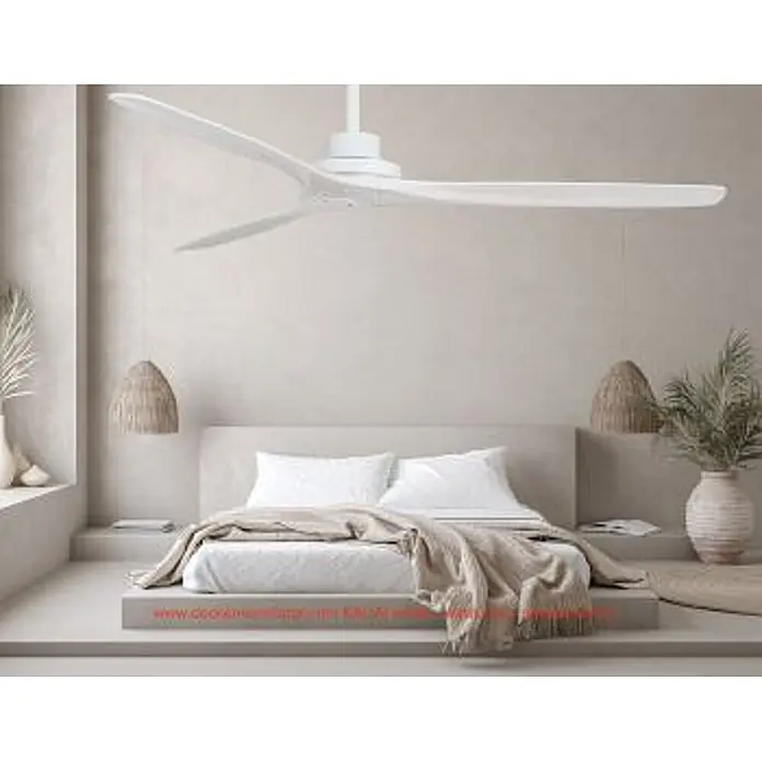 Vam Deckenventilator Deckenventilator VEGALIGHT weiß 102 cm - Weiß mit Wash-Oak Naturholzflügeln, 1.220 mm, 46 W - Weißer Deckenventilator mit zwei geschwungenen Flügeln, prominent in einem modernen Schlafzimmer installiert, sorgt für Luftzirkulation.