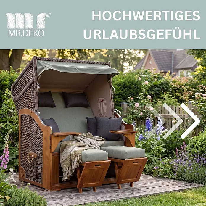 Strandkorb Schleswig Pinie Braun PE Mokka Dessin 567 -  - Brauner geflochtener Strandkorb mit Holzapplikationen, grünen Kissen und dunkelgrauen Polstern, in einem Garten.