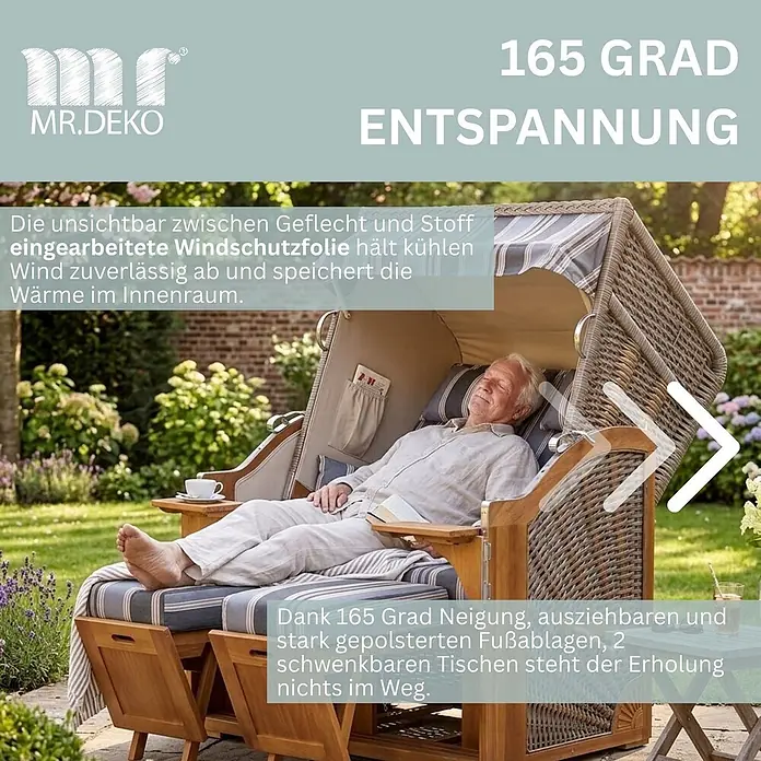 Mr. Deko Strandstuhl Strandkorb Schleswig Pinie Braun PE Mokka Dessin 555 - 1 Stk., Pinienholz. Polyrattan, Rückenlehne verstellbar, PE Mokka - Ein Mann entspannt in einem zurückgelehnten Strandkorb aus Korbgeflecht mit gestreiften Kissen und Holzelementen in einem Garten.