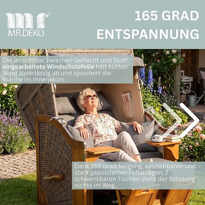 Mr. Deko Strandstuhl Strandkorb Schleswig Pinie Braun PE Mokka Dessin 560 - 1 Stk., Pinienholz. Polyrattan, Rückenlehne verstellbar, PE Mokka - Frau entspannt in einem braunen Strandkorb mit 165 Grad Neigung, Fußablagen und schwenkbaren Tischen im Garten.
