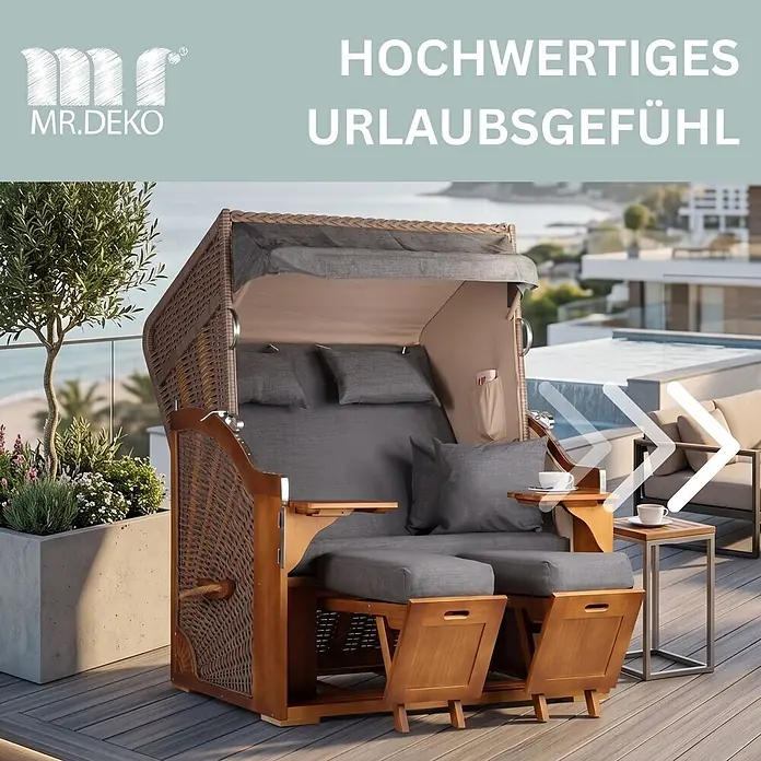Mr. Deko Strandstuhl Strandkorb Schleswig Pinie Braun PE Mokka Dessin 560 - 1 Stk., Pinienholz. Polyrattan, Rückenlehne verstellbar, PE Mokka - Geflochtener Strandkorb aus Korb und Holz mit grauen Polstern und ausziehbaren Fußstützen auf einer Terrasse mit Meerblick.