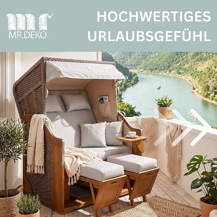 Mr. Deko Strandstuhl Strandkorb Schleswig Pinie Braun PE Mokka Dessin 563 - 1 Stk., Pinienholz. Polyrattan, Rückenlehne verstellbar, PE Mokka - Brauner Strandkorb aus Rattan und Holz mit hellgrauen Kissen und beigem Verdeck auf einem Balkon mit Flussblick für ein hochwertiges Urlaubsgefühl.