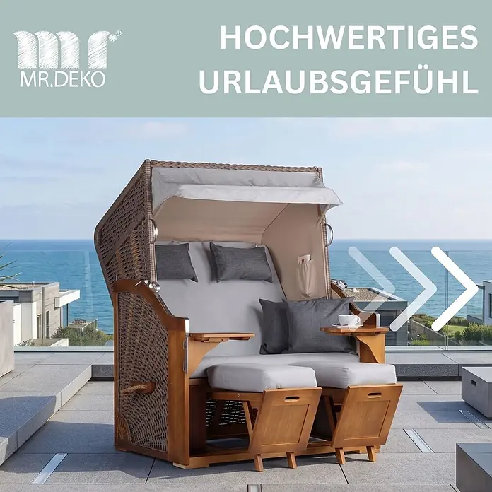 Mr. Deko Strandstuhl Strandkorb Schleswig Pinie Braun PE Mokka Dessin 559 - 1 Stk., Pinienholz. Polyrattan, Rückenlehne verstellbar, PE Mokka - Luxuriöser Strandkorb aus braunem Rattan mit grauen Polstern auf einer modernen Terrasse am Meer.