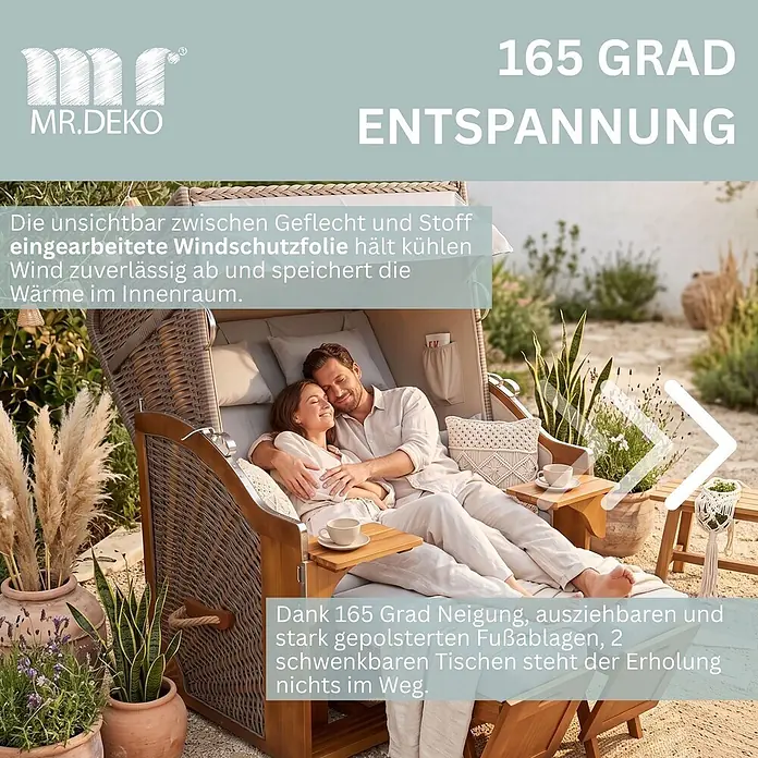 Mr. Deko Strandstuhl Strandkorb Schleswig Pinie Braun PE Mokka Dessin 563 - 1 Stk., Pinienholz. Polyrattan, Rückenlehne verstellbar, PE Mokka - Ein Paar entspannt in einem großen Strandkorb aus Korbflecht mit beigen Polstern und Holztischen in einem Garten.