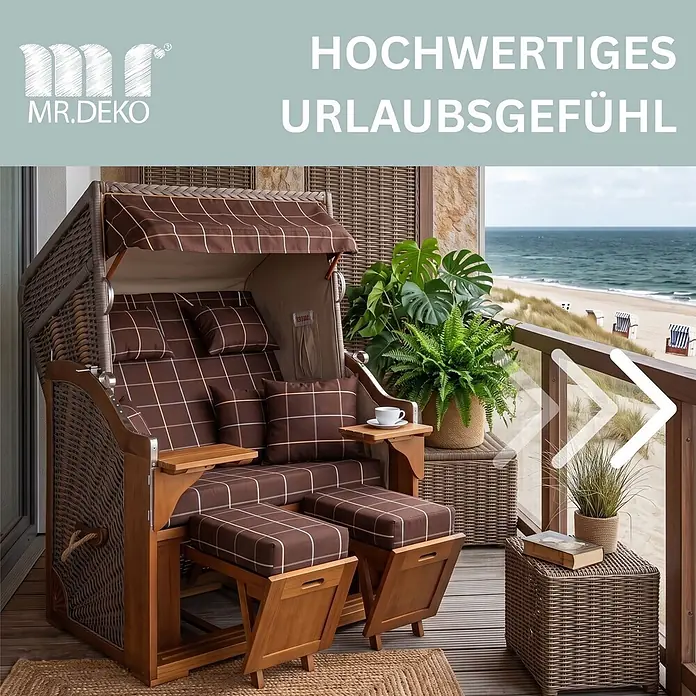 Strandkorb Schleswig Pinie Braun PE Mokka Dessin 556 -  - Ein traditioneller, dunkelbrauner Strandkorb aus Korbgeflecht und Holz, mit karierten braunen Polstern, auf einem Balkon mit Meerblick.
