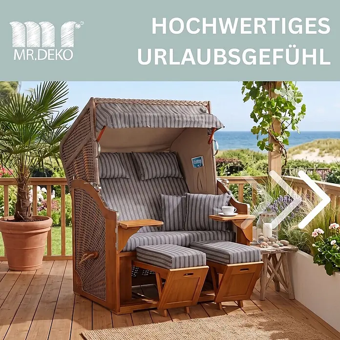 Strandkorb Schleswig Pinie Braun PE Mokka Dessin 553 -  - Geflochtener Strandkorb mit grau gestreiften Polstern und Holzdetails auf einer Terrasse, für entspannte Urlaubstage am Meer.