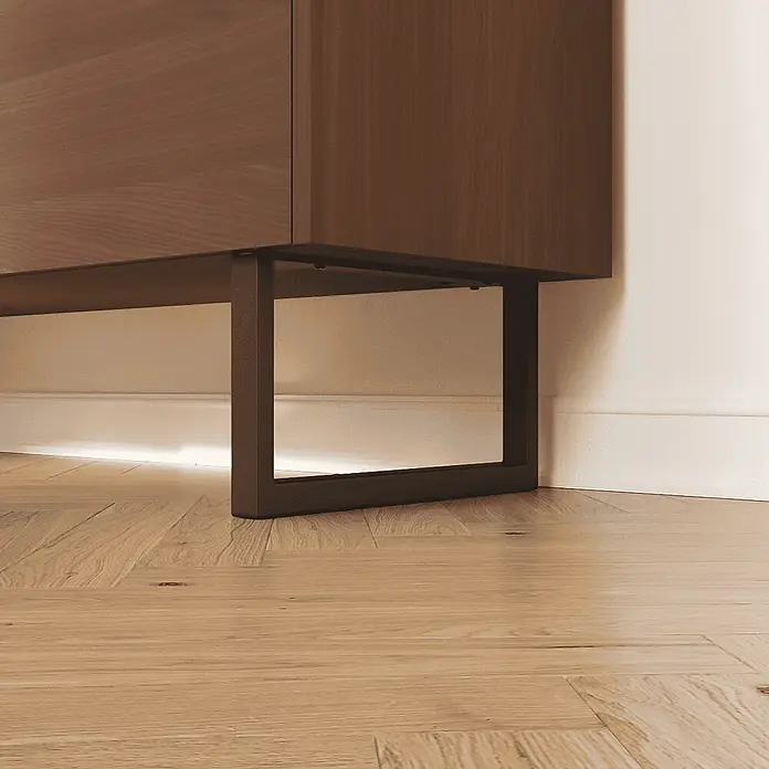 HEVVA Möbelfuß-Set GRAZ - L x B x H: 45 x 3 x 15 cm, Metall, 2 Stk. - Dunkelbraunes Metall-U-Bein stützt einen Holzschrank mit dezenter Unterbauleuchte.