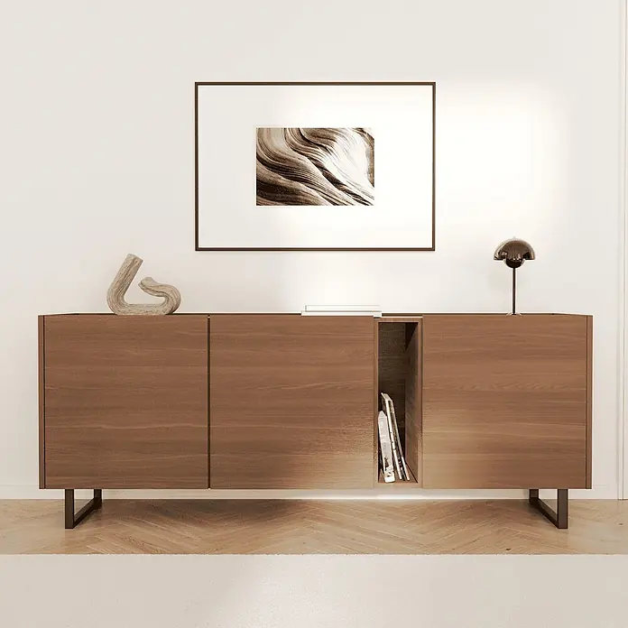 HEVVA Möbelfuß-Set GRAZ - L x B x H: 45 x 3 x 15 cm, Metall, 2 Stk. - Dunkelbraunes Sideboard aus Holz mit drei Türen und offenem Fach mit Büchern, dekoriert mit Skulptur und Lampe in einem modernen Raum.