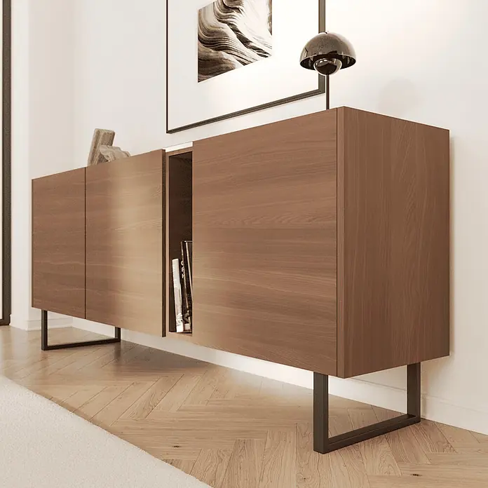 HEVVA Möbelfuß-Set GRAZ - L x B x H: 45 x 3 x 20 cm, Metall, 2 Stk. - Modernes Sideboard aus braunem Holz mit dunklen Metallbeinen, ein offenes Fach mit Büchern, in einem zeitgenössischen Wohnraum.