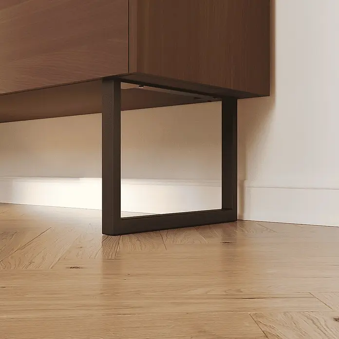 HEVVA Möbelfuß-Set GRAZ - L x B x H: 45 x 3 x 20 cm, Metall, 2 Stk. - Dunkler Holzschrank mit U-förmigen Metallbeinen auf Holzboden.